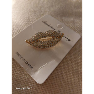 Kiss with this Gold rhinestone lips brooch #glamour